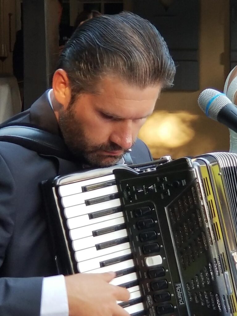 Akkordeonist Schweiz 01 768x1024